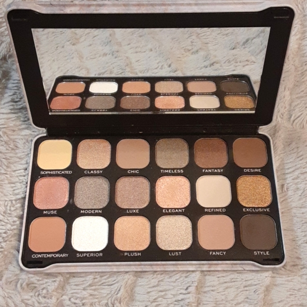 MAKEUP REVOLUTION FOREVER FLAWLESS TIMELESS FANTASY EYESHADOW PALETTE